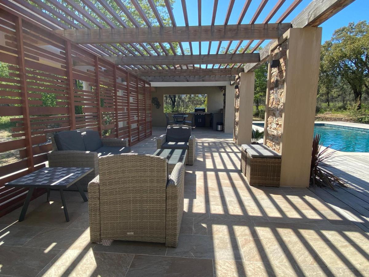 Magnifique Villa Avec Piscine Au Coeur Des Vignes Cogolin Luaran gambar